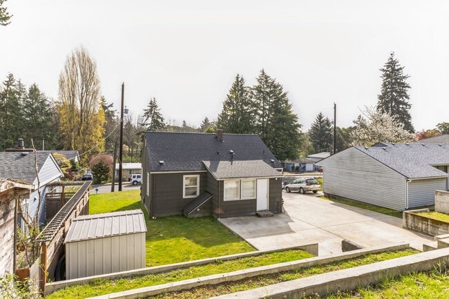 Building Photo - 10827 10th Ave SW