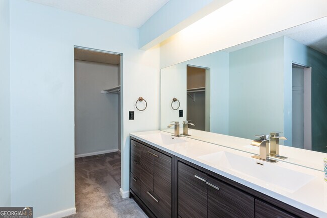 Building Photo - 46 Dunwoody Springs Dr