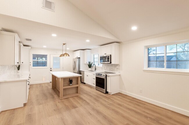 Building Photo - 1102 Ashdale Dr