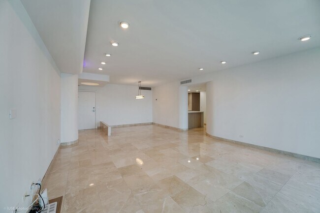 Building Photo - Stunning Waterfront Living in South Brickell