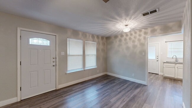 Building Photo - PRICE IMPROVEMENT NOW ONLY $995!!!