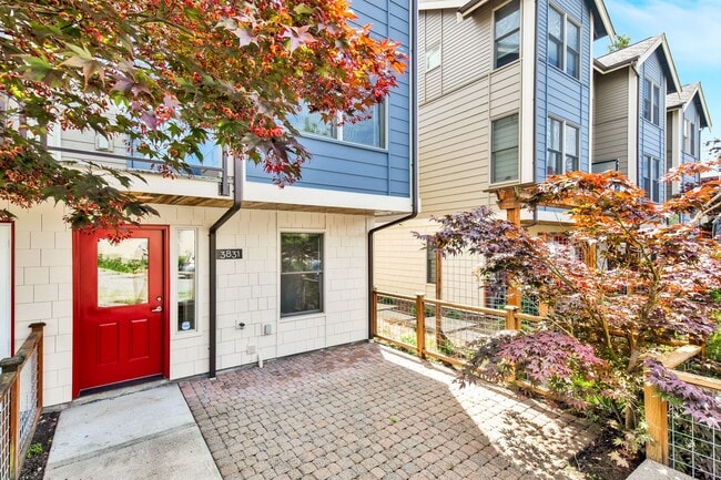 Building Photo - Stunning Townhome in the heart of Columbia...
