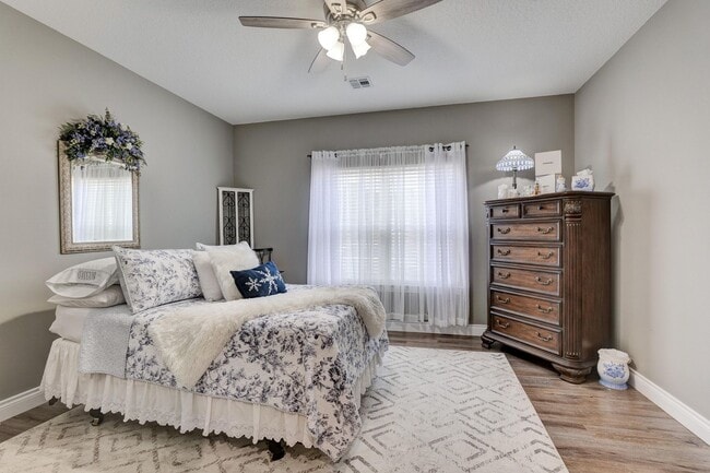 Building Photo - New Unit now available for lease! Modern 2...
