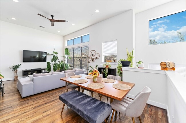 Primary Photo - 6 N Hutcheson St