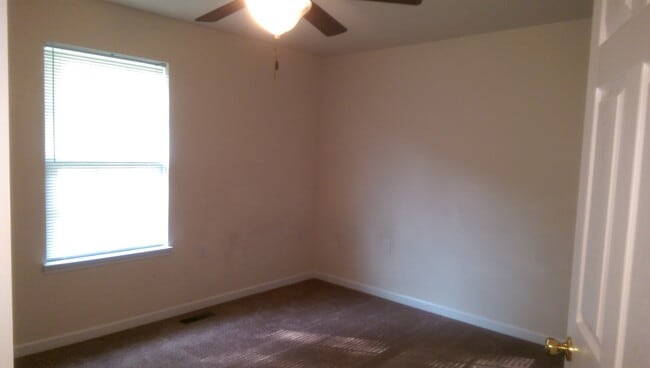 Building Photo - 1299 Pond St SE