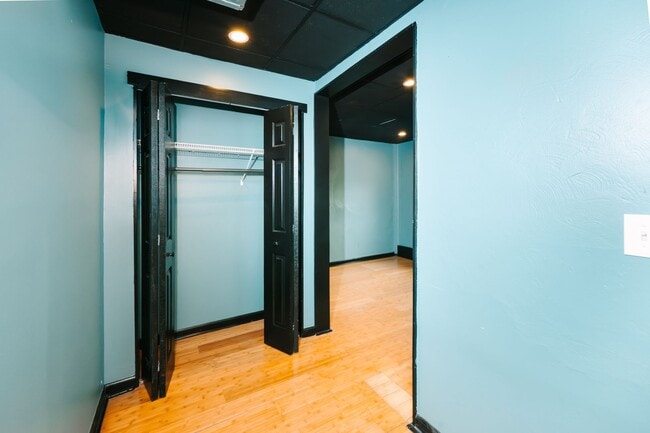 Building Photo - 922 Western Ave