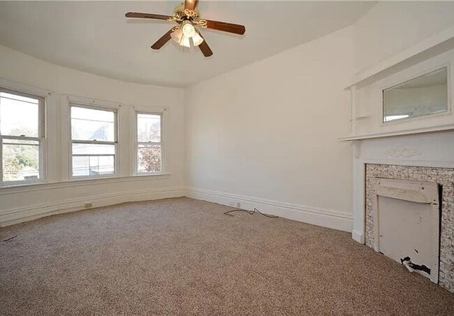 Building Photo - Pet Friendly Large 3 bedroom
