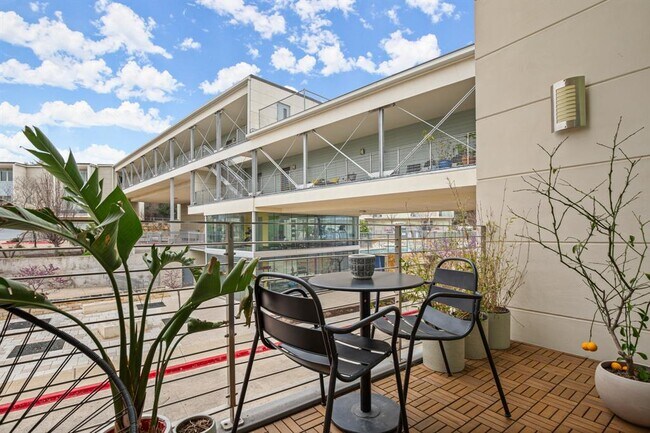 Building Photo - 604 N Bluff Dr