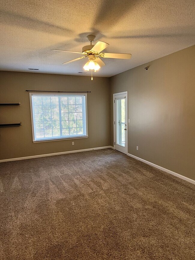 Building Photo - 3 Bedroom 2 Bathroom Condo-Spencer's Crest