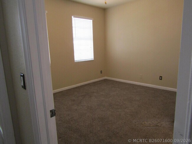 Building Photo - 1756 SW Jamesport Dr