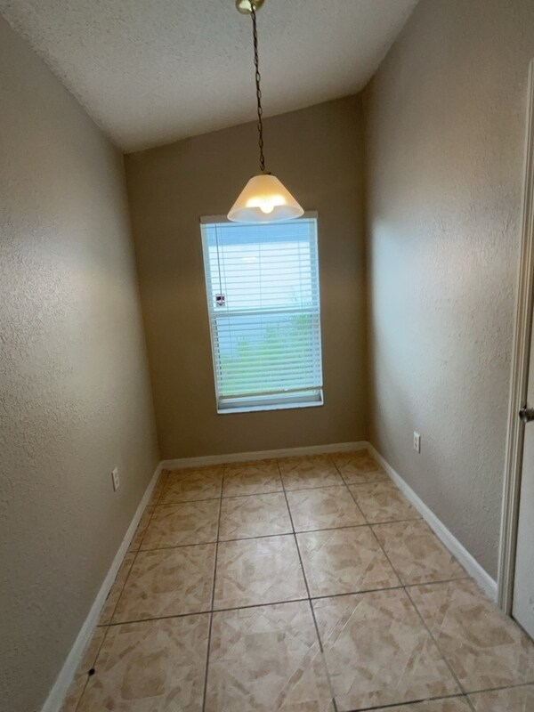 Building Photo - 261 Kings Pond Ave