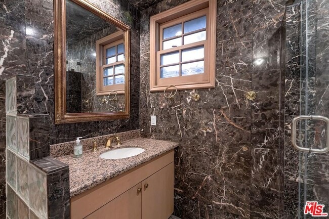 Building Photo - 133 S Swall Dr