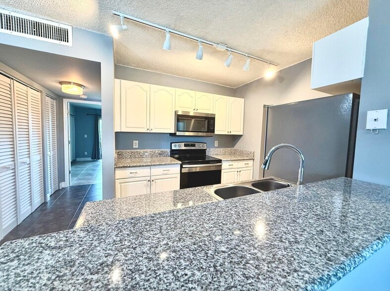 Primary Photo - 1625 Meadows Cir W