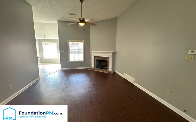 Building Photo - 400 Amundsen Cove