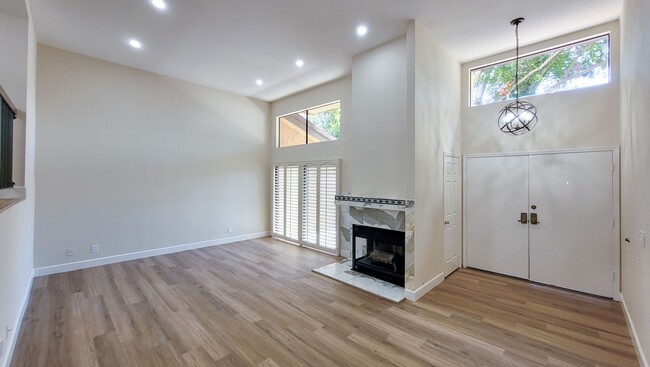 Primary Photo - Beautifully Remodeled 3 Bed 3 Bath Townhou...