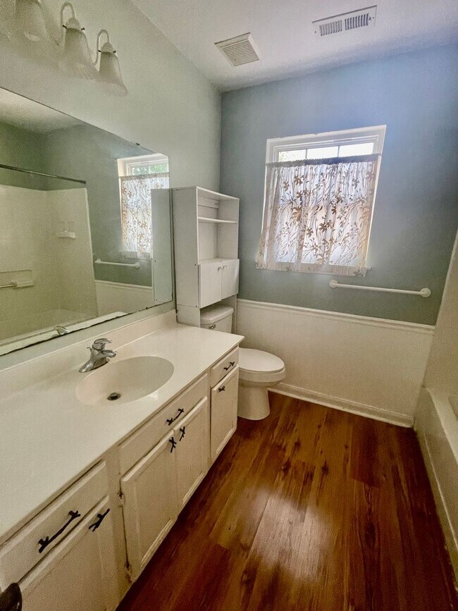 Building Photo - Welcome to this charming 3-bedroom, 2.5-ba...