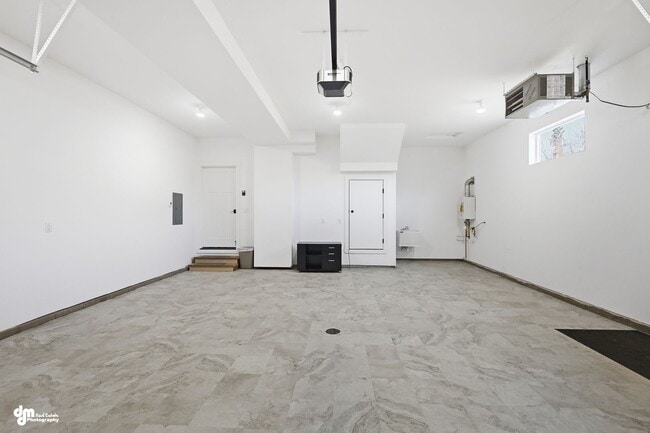 Building Photo - 4 Bedroom | 2.5 Bathroom | 2 Car Garage - Convenient Location!