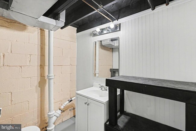 Building Photo - 6835 Eastbrook Ave