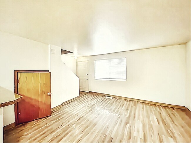 Building Photo - Charming 2 bedroom 1 bath townhome available!