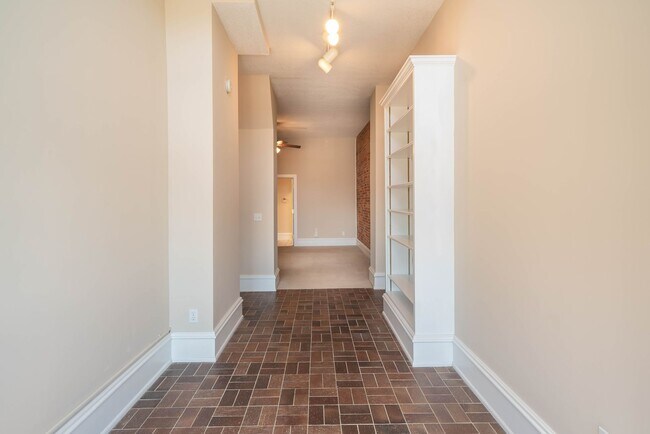 Building Photo - Peregrine 214