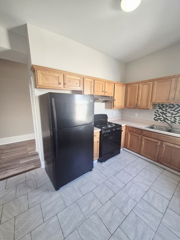 Building Photo - 709 1/2 West Clay Street - B