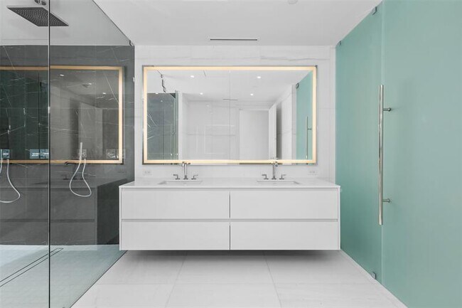 Building Photo - 300 Biscayne Blvd Way