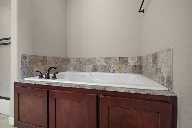 Building Photo - 904 SW Caprington St