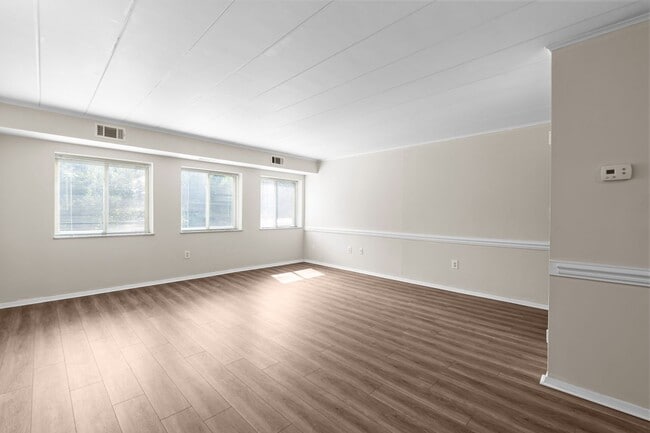 Building Photo - Quiet Norfolk Condo – Utilities & Parking ...