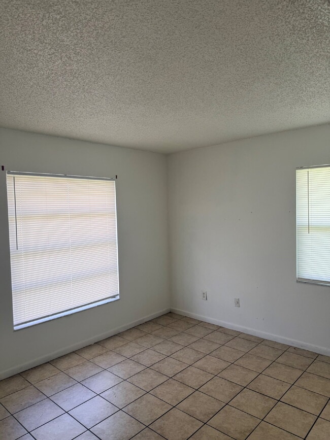 Building Photo - 3 Bedroom 2 Bathroom Oversized 2 Car Garage with a Pool!