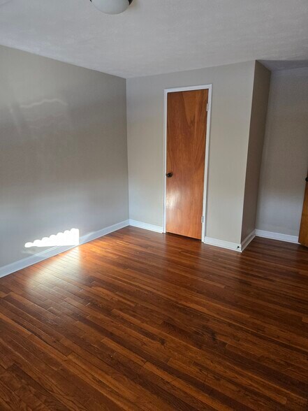 Building Photo - 1043 Broadview Blvd S