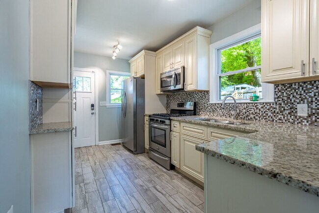 Building Photo - 3265 N Fulton Ave