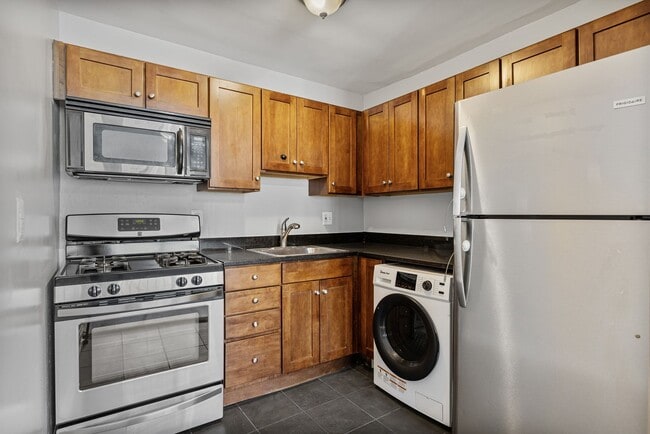 Building Photo - Spacious, Recently Renovated 1 Bedroom!