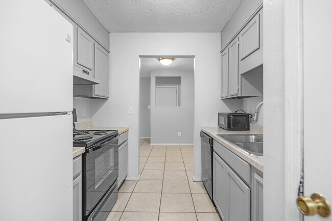 Building Photo - 1555 Green Briar Pkwy