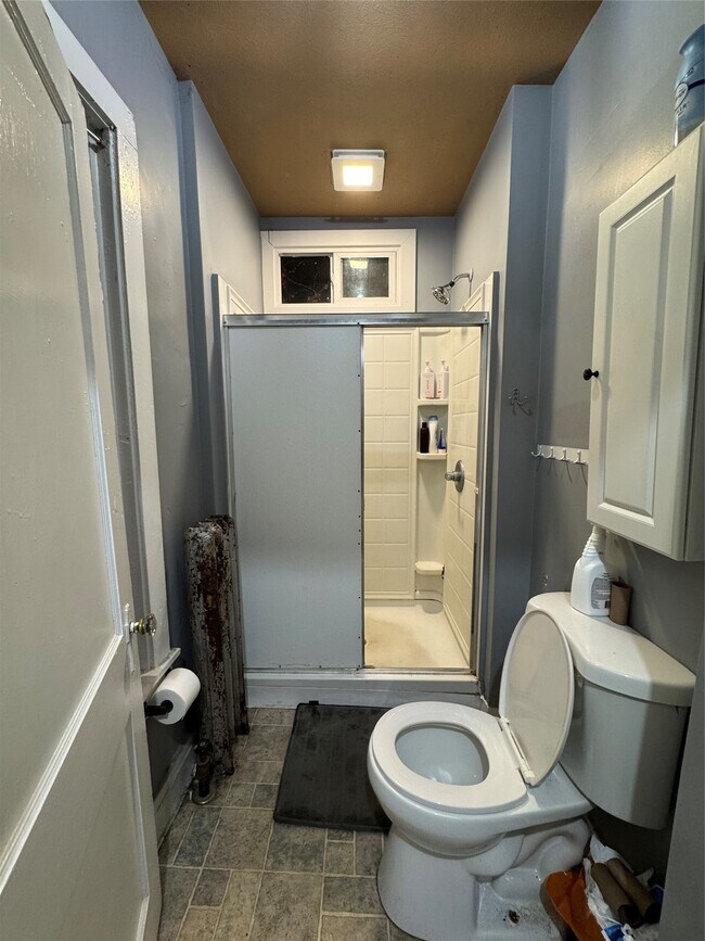 Building Photo - 121 Oak St