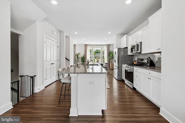 Building Photo - 6941 Waterbury Pl
