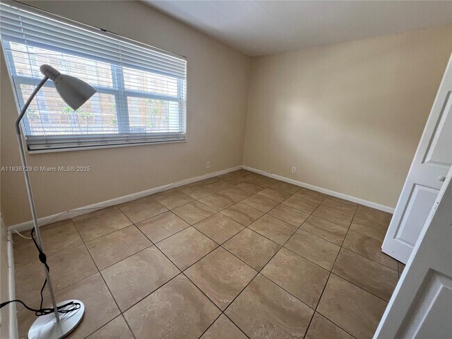Building Photo - 401 Golden Isles Dr