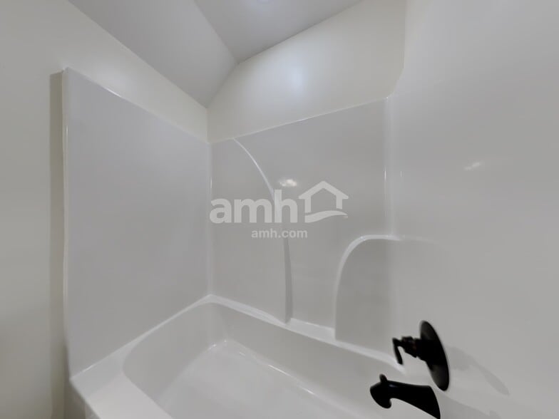 Building Photo - 4130 Vineyard Dr E