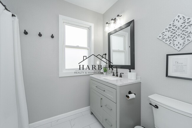 Building Photo - Furnished SE Rochester Home Available Now!