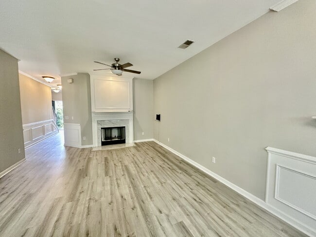 Building Photo - Spacious Townhome with a Private Courtyard in Westbury Park!