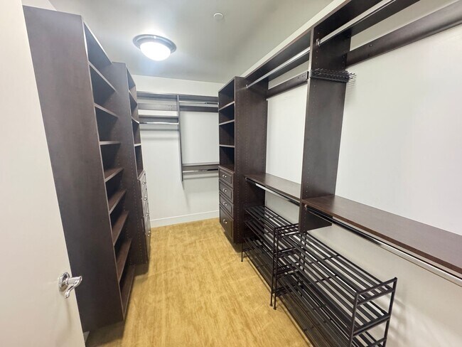 Building Photo - Three Bedroom - RiverHouse Condo!