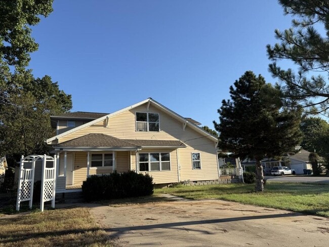 Building Photo - 304 N Roney St