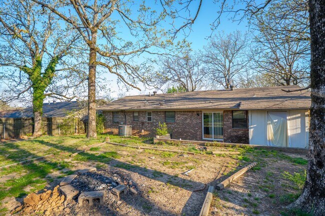 Building Photo - Large Backyard in North Little Rock
