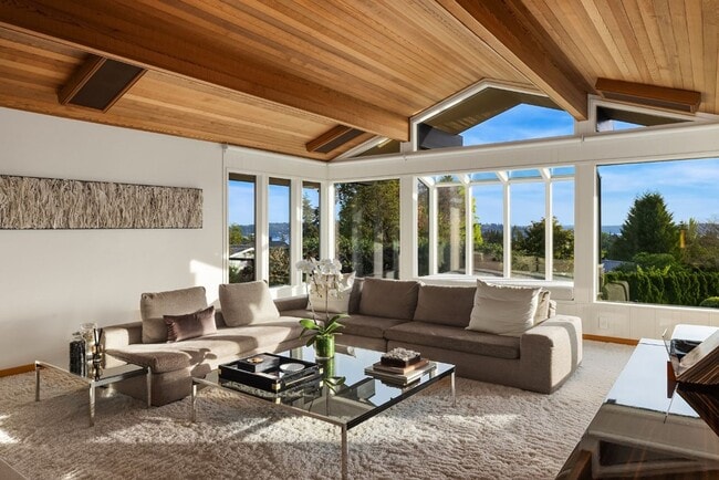 Building Photo - 3Bd/3.5Ba Clyde Hill Home