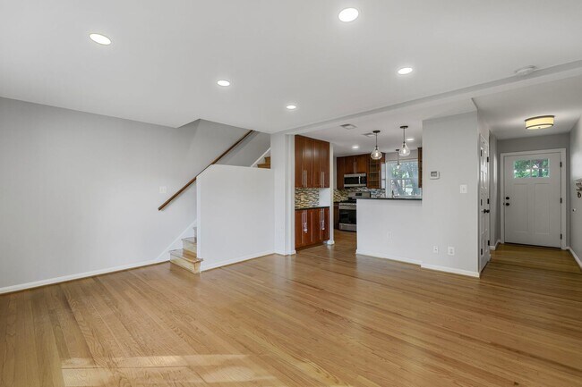 Building Photo - Available Now! 3 Bed 2 Bath House Near the...