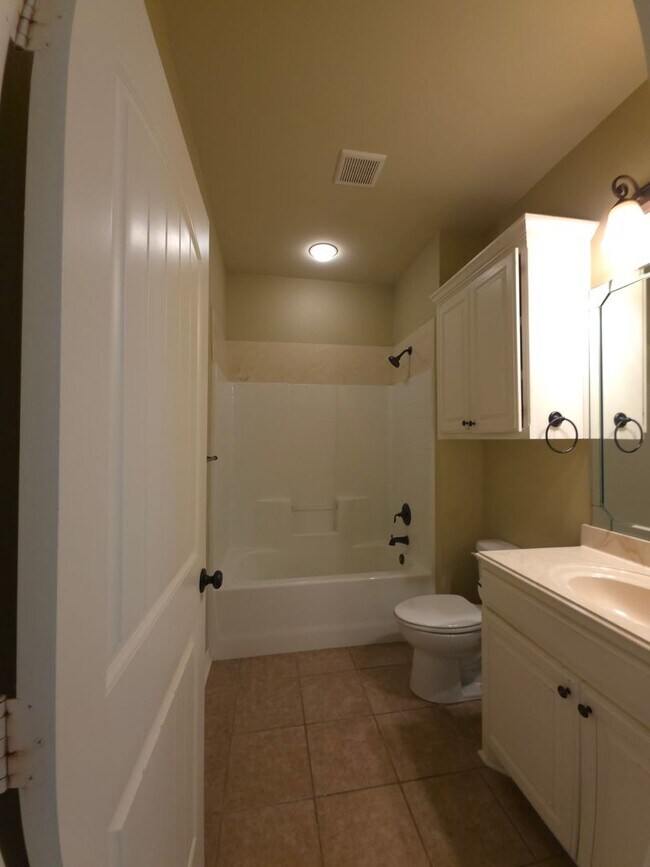 Building Photo - BEAUTIFUL and SPACIOUS 3-bedroom, 2-bathro...