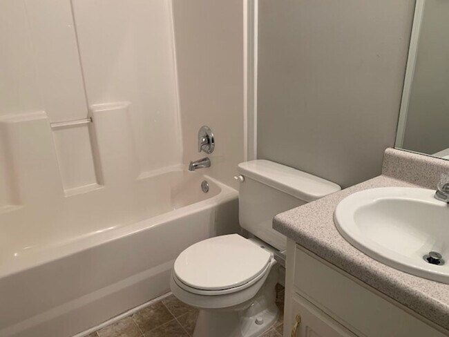 Building Photo - Beautiful 3BR / 2.5BA Split Level with Expansive Backyard and Privacy Fence!