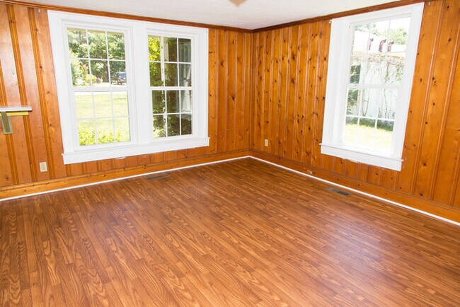 Building Photo - Country living in Graham