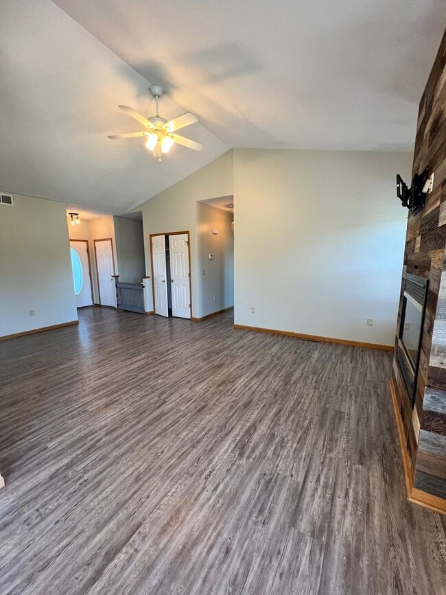 Building Photo - Your Next Home Awaits – Spacious, Updated & Move-In Ready!
