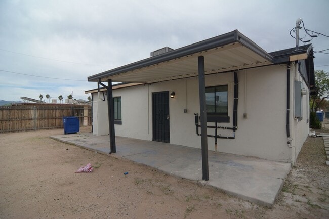 Building Photo - Remodeled 3 Bedroom 1 Bath Home! Central T...