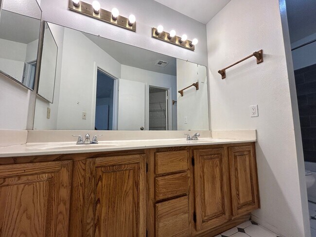 Building Photo - Charming 3 bed / 2.5 bath Gilbert Home wit...